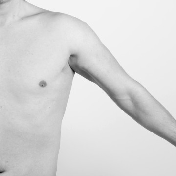 Oberarmstraffung Leipzig - Mann mit seinem Oberarm